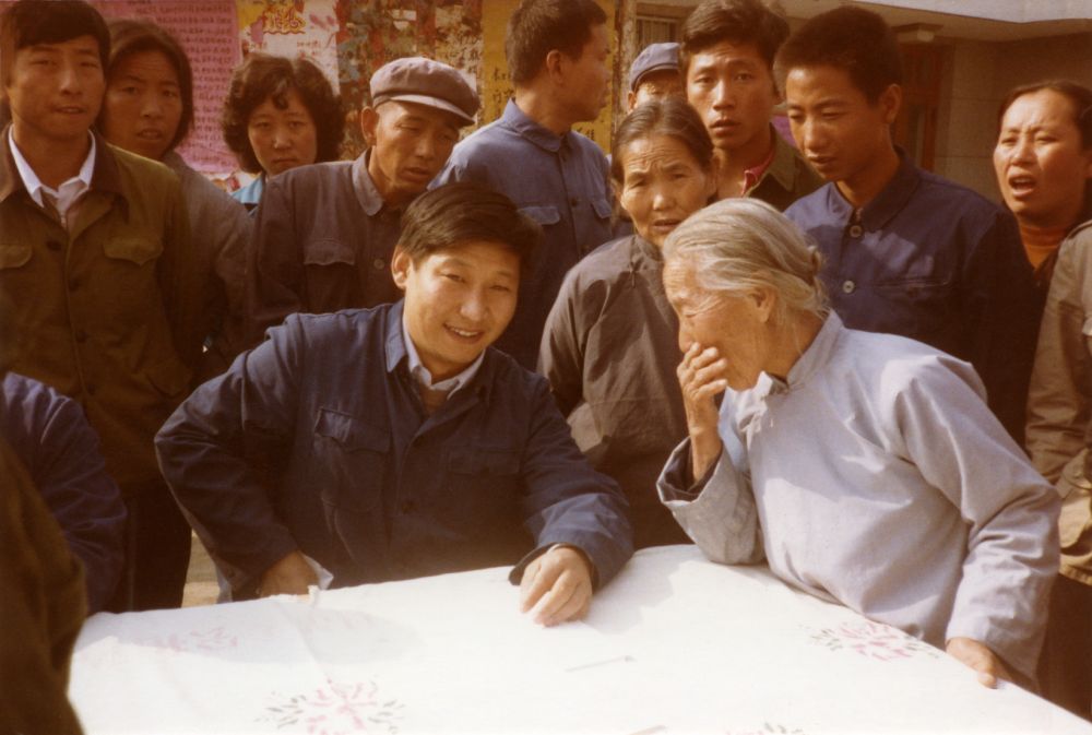 這是1983年，時任河北省正定縣委書記的習(xí)近平，臨時在大街上擺桌子聽取老百姓意見。新華社發(fā)